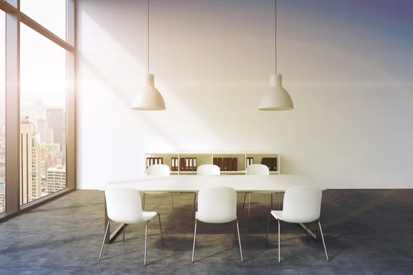 Uma sala de conferências num moderno escritório panorâmico com vista para Nova Iorque. Mesa branca, cadeiras brancas, uma estante e duas luzes brancas do teto. Renderização 3D. Um pôr-do-sol. Imagem tonificada . — Fotografia de Stock
