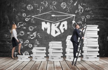 Bir kadın beyaz kitaplar bir adam Mba derecesi almak için bir kısayol buldu ise mezuniyet şapka, ulaşmak için yapılan bir merdiven kullanarak gidiyor. Yazılı kelime Mba ile siyah yazı tahtası.