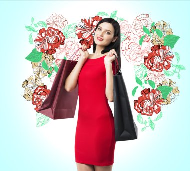 Gülümseyen bir esmer kadın renkli çanta lüks mağazalardan tutar. Alışveriş kavramı. Bir kroki değişik çiçek ışık mavi duvara çizilir.