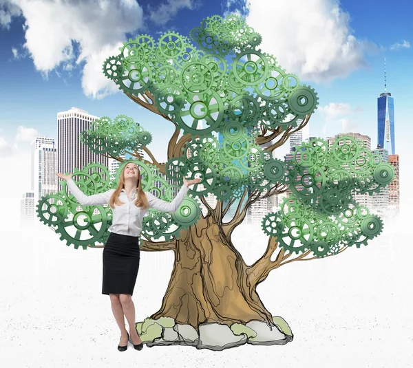 Sorprendente dama en ropa formal con las manos arriba. Hay un árbol dibujado en el fondo dibujado de la ciudad de Nueva York. Un concepto de proyecto empresarial exitoso . — Foto de Stock