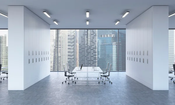 Lieux de travail ou salle de conférence dans un lumineux bureau moderne à aire ouverte. Tables blanches équipées d'ordinateurs portables modernes et de chaises noires. Vue panoramique sur Singapour. rendu 3D . — Photo