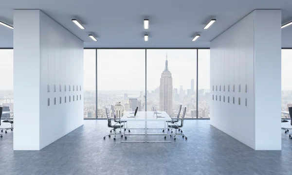 Lieux de travail dans un lumineux bureau moderne à aire ouverte. Tables blanches équipées d'ordinateurs portables modernes et de chaises noires. Vue panoramique sur New York. rendu 3D . — Photo