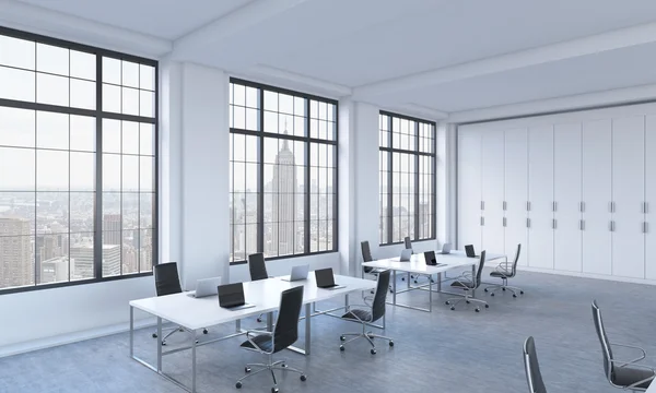 Lieux de travail dans un lumineux bureau loft moderne à aire ouverte. Tables blanches équipées d'ordinateurs portables modernes et de chaises noires. New York vue panoramique aux fenêtres. rendu 3D . — Photo