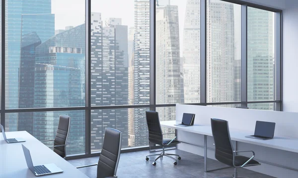 Lieux de travail dans un lumineux bureau moderne à aire ouverte. Tables blanches équipées d'ordinateurs portables modernes et de chaises noires. Singapour vue panoramique aux fenêtres. rendu 3D . — Photo