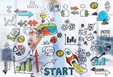 Bir iş kişi resmi giysili bir renkli çizim iş çizelgeleri ve modern panoramik ofiste cam ekranda simgeler. Beyin fırtınası süreci ve yeni bir iş kurmak kavramı.