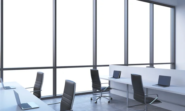 Lugares de trabajo en una oficina de espacio abierto moderno y luminoso. Mesas blancas equipadas con portátiles modernos y sillas negras. Espacio de copia blanca en las ventanas panorámicas. Renderizado 3D . —  Fotos de Stock