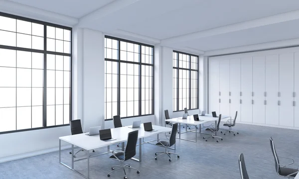 Lieux de travail dans un lumineux bureau loft moderne à aire ouverte. Tables blanches équipées d'ordinateurs portables modernes et de chaises noires. Espace de copie blanc dans les fenêtres panoramiques. rendu 3D . — Photo