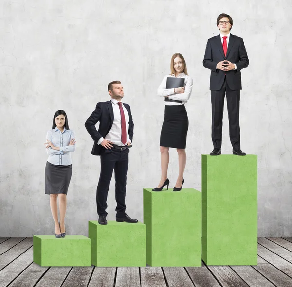 Treppen als riesige grüne Balkendiagramme stehen im Raum mit Betonwand und Holzboden. Geschäftsleute stehen auf jeder Stufe als Konzept der Unternehmensleiter. — Stockfoto