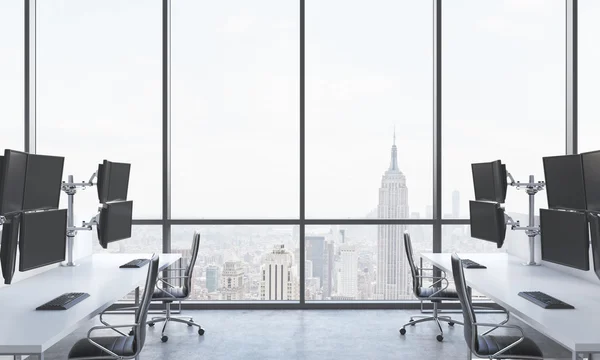 A modern trader's workplaces in a bright modern open space office. White tables equipped with modern trader's stations and black chairs. New York panoramic view. 3D rendering. — Φωτογραφία Αρχείου