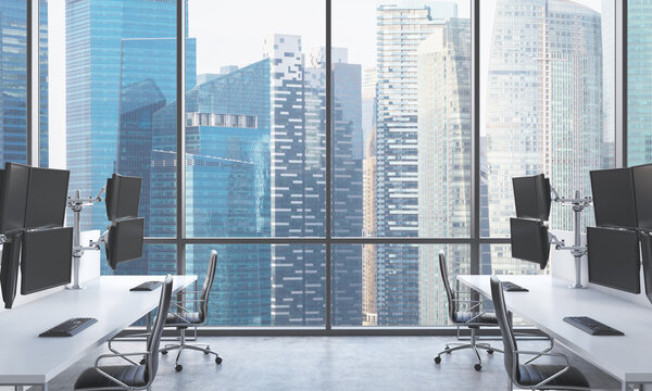 Современные рабочие места трейдера в ярком современном открытом космическом офисе. Белые столы оснащены современными торговыми станциями и черными стульями. Сингапур панорамный вид. 3D рендеринг
.