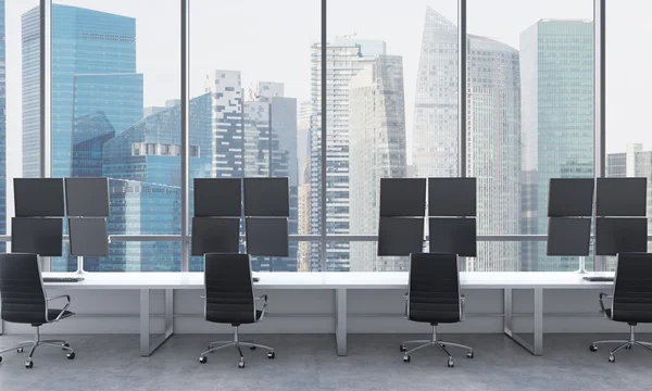 Arbeitsplätze für moderne Händler in einem hellen, modernen Großraumbüro. weiße Tische mit modernen Händlerstationen und schwarzen Stühlen. Singapore in den Panoramafenstern. 3D-Darstellung. — Stockfoto