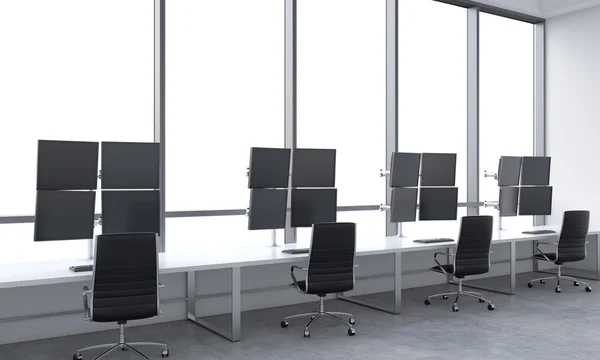 Lugares de trabajo de un comerciante moderno en una oficina de espacio abierto moderno brillante. Mesas blancas equipadas con modernas estaciones de comerciante y sillas negras. Espacio de copia blanca en las ventanas panorámicas. Renderizado 3D . — Foto de Stock
