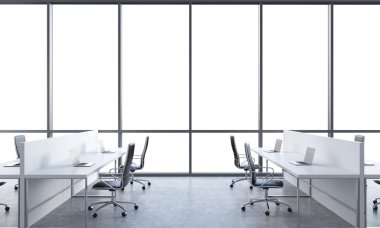 Parlak modern açık alan office işyerlerinde. Beyaz tablolar modern dizüstü bilgisayarlar ve siyah sandalye ile donatılmıştır. Panoramik pencerelere beyaz kopyalama alanı. 3D render.