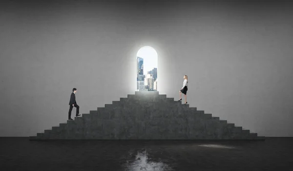 Un homme et une femme en tenue formelle montent dans les escaliers. Le concept de concurrence des entreprises. Une vue sur la ville d'affaires à la porte ouverte . — Photo