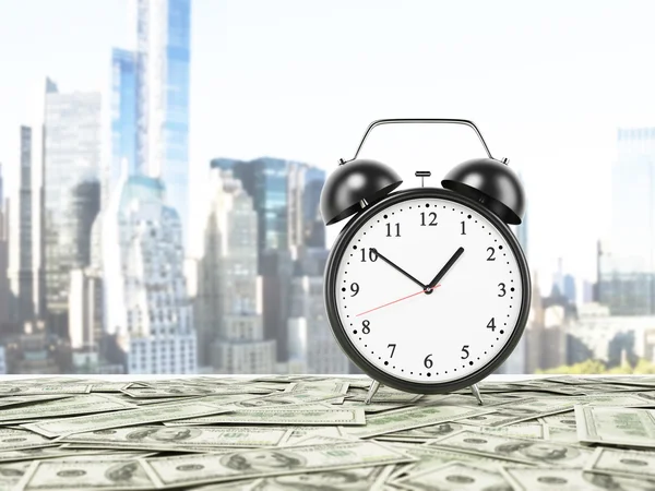 Una sveglia è sistemata sulla superficie che è coperta da banconote in dollari. Panorama di New York sullo sfondo. Rendering 3D . — Foto Stock