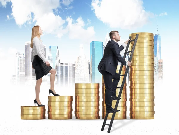 A woman in formal clothes is going up through a stairs which are made of golden coins, while a man has found a shortcut how to reach the final point. A sketch of New York on background. — Stock Photo, Image