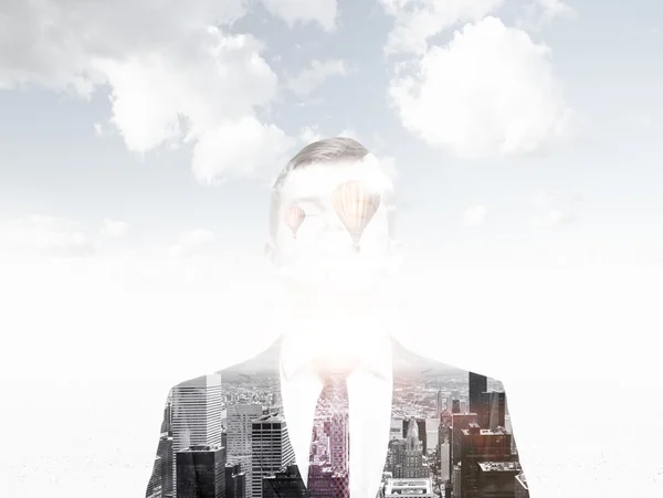 Uma silhueta transparente de um homem de negócios. Nova Iorque vista para dentro da silhueta. Céu nublado no fundo . — Fotografia de Stock