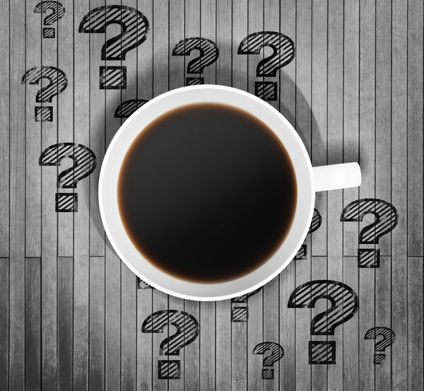 Вид сверху на чашку кофе и нарисованные вопросительные знаки вокруг нее на деревянном столе. 3D рендеринг
.