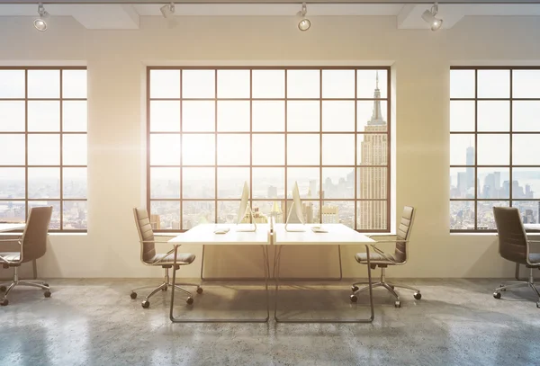 Lugares de trabajo en una oficina de espacio abierto al atardecer. Las mesas están equipadas con computadoras. Vista panorámica de Nueva York. Un concepto de servicios de consultoría profesional de alta calidad. Imagen tonificada. Renderizado 3D . — Foto de Stock