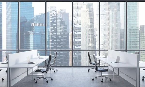 Arbeitsplätze in einem hellen, modernen Großraumbüro. weiße Tische mit modernen Laptops und schwarzen Stühlen. Singapore in den Panoramafenstern. 3D-Darstellung. — Stockfoto
