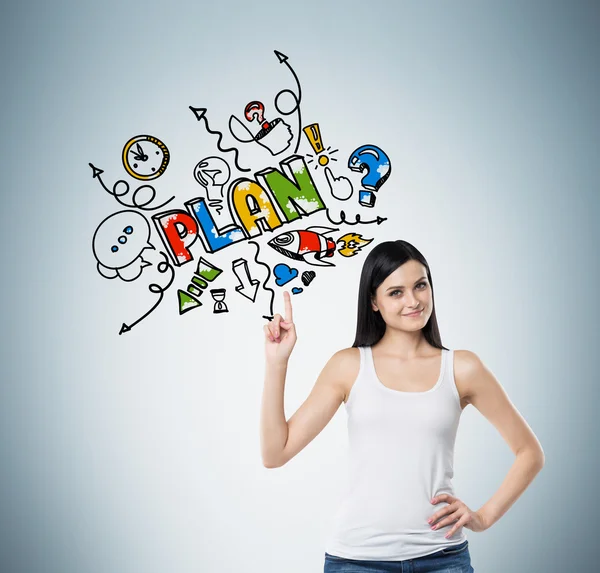 Una donna bruna sta indicando il dito sullo schizzo colorato di un piano per le attività di sviluppo aziendale. Sfondo azzurro . — Foto Stock