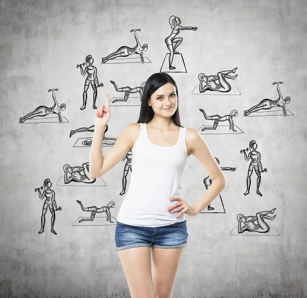 Una mujer morena que está ofreciendo una manera asequible de estar saludable y practicar la cultura física y las actividades. Fondo de hormigón . —  Fotos de Stock