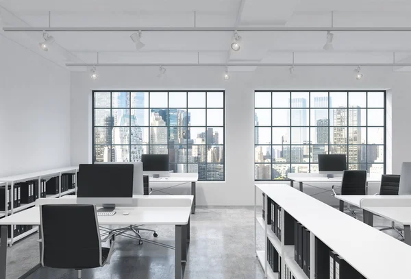 Lugares de trabajo en un luminoso y moderno loft oficina de espacio abierto. Las mesas están equipadas con computadoras modernas; estantes de documentos corporativos. Vista panorámica de Nueva York. Renderizado 3D . — Foto de Stock