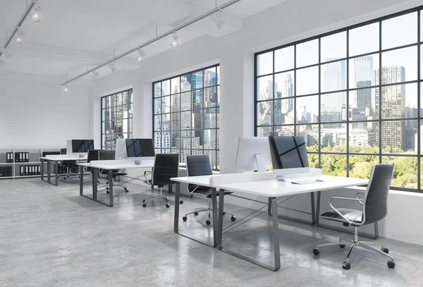 Lugares de trabajo en un luminoso y moderno loft oficina de espacio abierto. Las mesas están equipadas con computadoras modernas; estantes de libros. Vista panorámica de Nueva York. Un concepto de servicios de consultoría de alta calidad. Renderizado 3D . — Foto de Stock