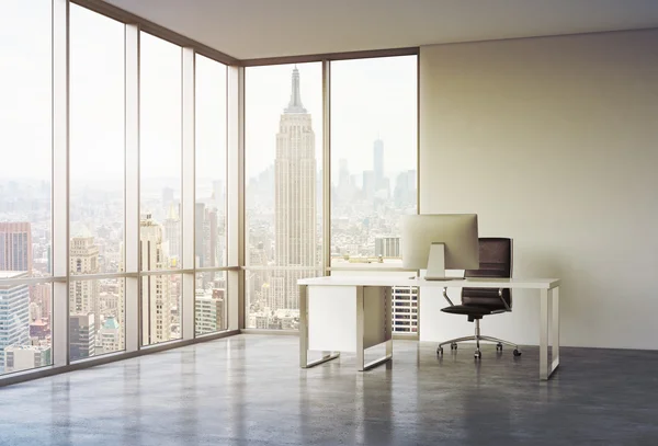 Un lugar de trabajo en una moderna oficina panorámica de esquina con vista al atardecer de Nueva York. Un escritorio blanco con una computadora moderna y una silla de cuero negro. Concepto de consultoría. Representación 3D. Imagen tonificada . —  Fotos de Stock