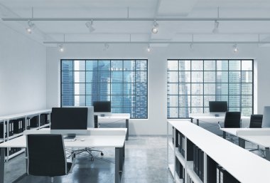 Parlak modern loft işyerlerinde alan ofis açmak. Tablolar modern bilgisayarlarla donatılmıştır; kitap rafları. Singapur panoramik görünümü. Danışmanlık Hizmetleri bir kaliteli bir kavram. 3D render.