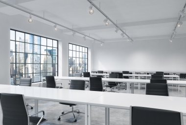 Parlak modern loft işyerlerinde alan ofis açmak. Boş tablolar ve takdir kitap rafları. New York panoramik manzarası. Danışmanlık Hizmetleri bir kaliteli bir kavram. 3D render.