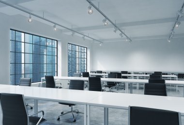 Parlak modern loft işyerlerinde alan ofis açmak. Boş tablolar ve takdir kitap rafları. Singapur panoramik görünümü. Danışmanlık Hizmetleri bir kaliteli bir kavram. 3D render.