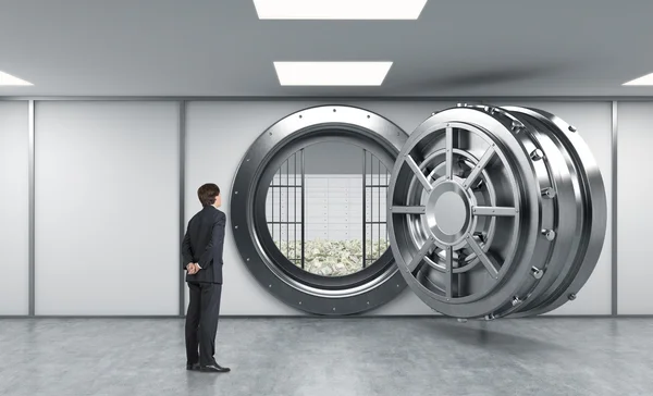 Man standing in front of a unlocked safe — ストック写真