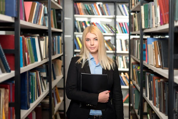 Lächeln junge Mädchen mit blonden Haaren — Stockfoto