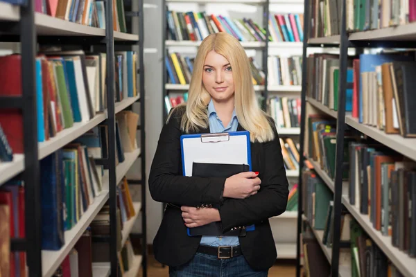 Lächelnde junge Frau mit blonden Haaren steht und umarmt einen nicht — Stockfoto