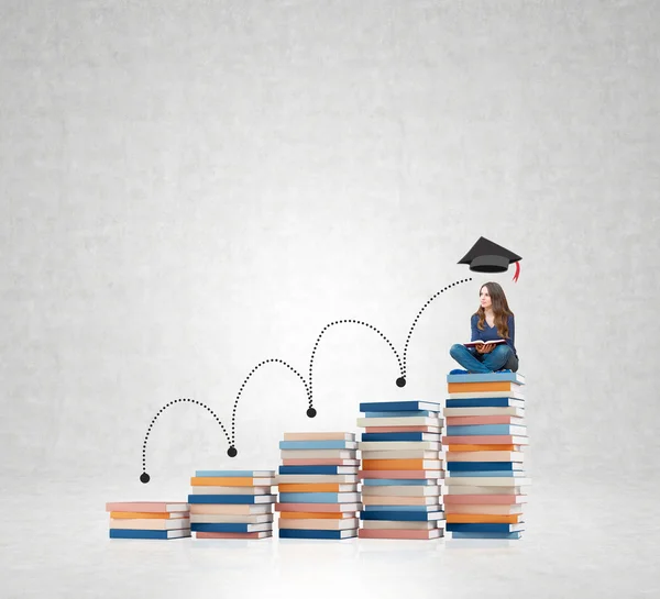 Jovem mulher sentado livros pensando sobre o futuro, sonhando — Fotografia de Stock