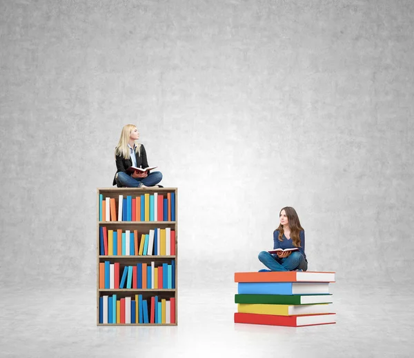 Dos mujeres jóvenes sentadas libros pensando en el futuro, soñando — Foto de Stock