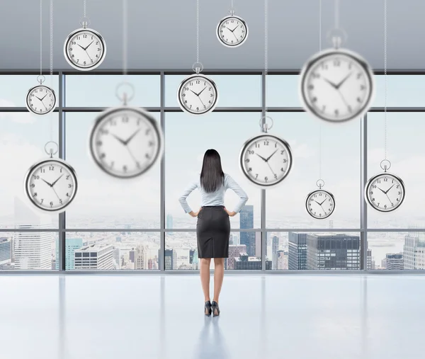 Mujer de negocios pensando en el tiempo, reloj de bolsillo flotando por encima — Foto de Stock