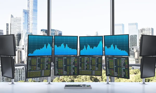 Oficina con 24 monitores de trabajo, procesamiento de datos, comercio, nueva y —  Fotos de Stock