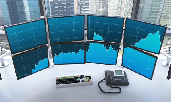Büro mit eingeschalteten Monitoren, Datenverarbeitung für den Handel, — Stockfoto