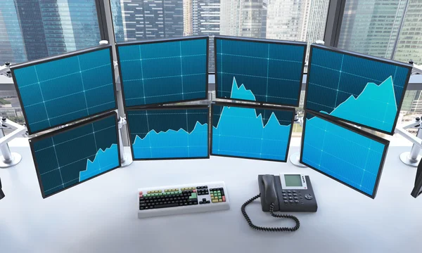 Oficina con monitores encendidos, procesamiento de datos para el comercio , —  Fotos de Stock