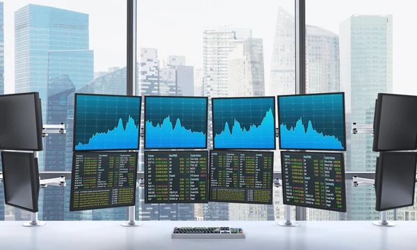 Ufficio con monitor accesi, elaborazione dati per il trading , — Foto Stock