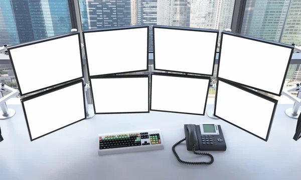 Office with blank monitors, processing data for trading, singapo — Stockfoto