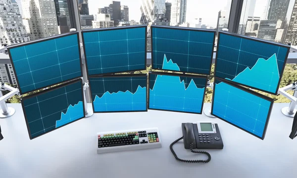 Oficina con monitores encendidos, procesamiento de datos, comercio, nuevo —  Fotos de Stock