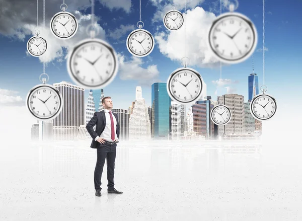 Hombre de negocios pensando en el tiempo, reloj de bolsillo flotando sobre — Foto de Stock