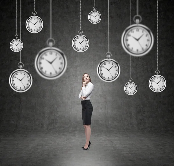 Mujer de negocios pensando en el tiempo, reloj de bolsillo flotando por encima — Foto de Stock