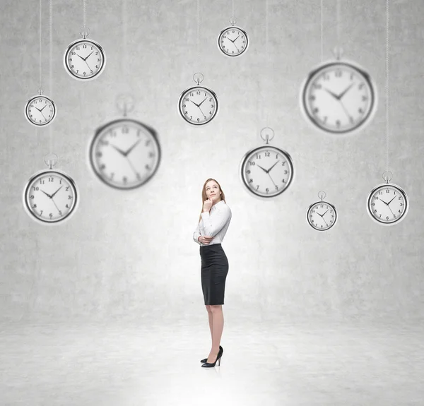 Бізнес-леді думає про час, кишеньковий годинник висить зверху — стокове фото