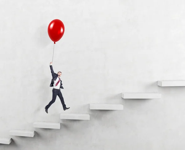 Hombre escalando carrera escalera fácilmente — Foto de Stock