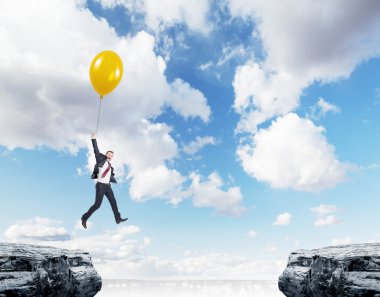 arasında iki kayalıklarla uçan adam