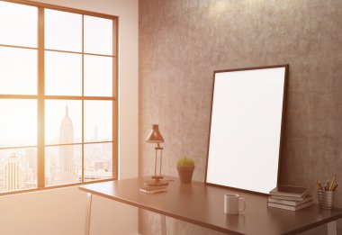 Çerçeve duvara yaslanmış masada